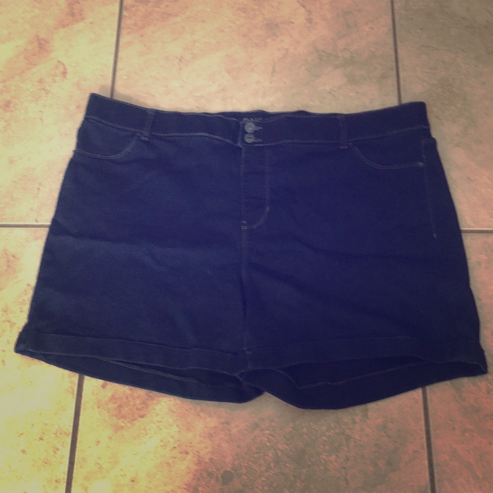 Vanilla Star Pull on Mideast Shorts Size 22